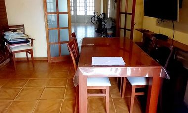 Vende Casa de 4 Dormitorios cochera y pileta .