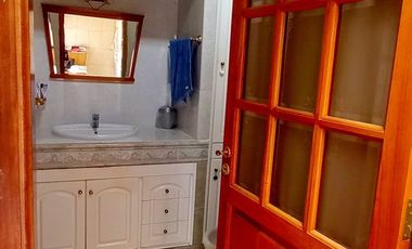 Vende Casa de 4 Dormitorios cochera y pileta .