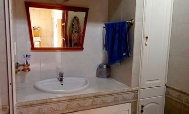Vende Casa de 4 Dormitorios cochera y pileta .