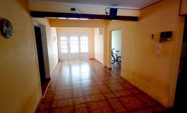 Vende Casa de 4 Dormitorios cochera y pileta .