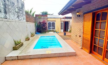 Vende Casa de 4 Dormitorios cochera y pileta .