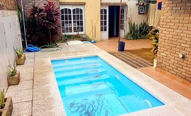 Vende Casa de 4 Dormitorios cochera y pileta .