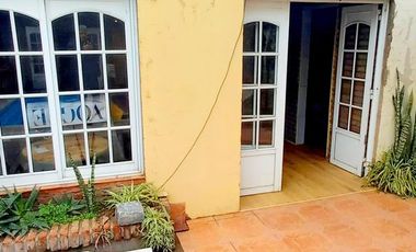 Vende Casa de 4 Dormitorios cochera y pileta .