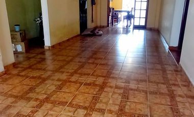 Vende Casa de 4 Dormitorios cochera y pileta .