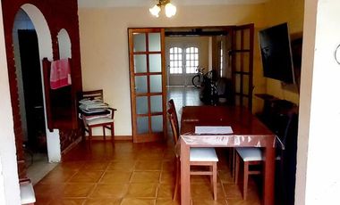 Vende Casa de 4 Dormitorios cochera y pileta .