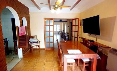 Vende Casa de 4 Dormitorios cochera y pileta .