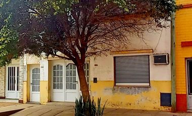 Vende Casa de 4 Dormitorios cochera y pileta .