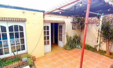 Vende Casa de 4 Dormitorios cochera y pileta .