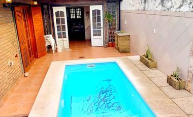 Vende Casa de 4 Dormitorios cochera y pileta .