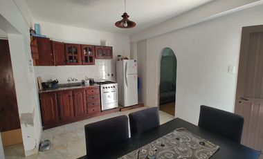 Casa 3 amb + Dpto 2 amb, lote propio, Morón!