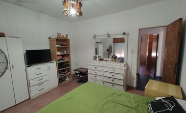 Casa 3 amb + Dpto 2 amb, lote propio, Morón!