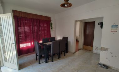 Casa 3 amb + Dpto 2 amb, lote propio, Morón!