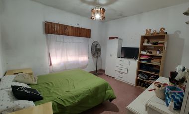 Casa 3 amb + Dpto 2 amb, lote propio, Morón!