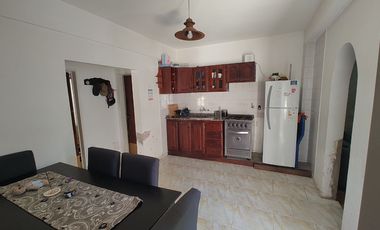 Casa 3 amb + Dpto 2 amb, lote propio, Morón!