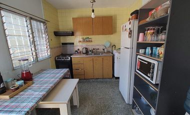 Casa 3 amb + Dpto 2 amb, lote propio, Morón!
