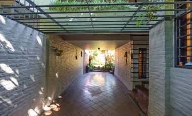 CASA EN VENTA, 4 DORMITORIOS CENTRO ADROGUE