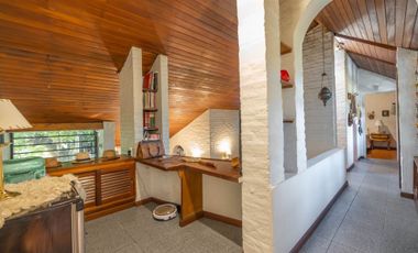 CASA EN VENTA, 4 DORMITORIOS CENTRO ADROGUE