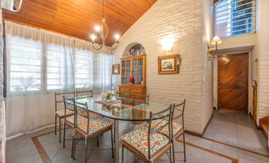 CASA EN VENTA, 4 DORMITORIOS CENTRO ADROGUE