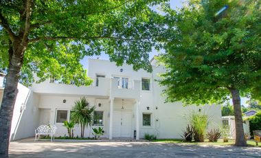 CASA EN VENTA EN BARRIO LAS FUENTES ¡OPORTUNIDAD!