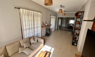 CASA 4 DORMITORIOS VENTA LA PLATA QUINCHO Y PILETA