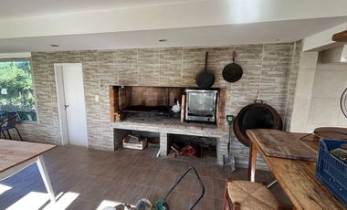 CASA 4 DORMITORIOS VENTA LA PLATA QUINCHO Y PILETA