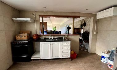 CASA 4 DORMITORIOS VENTA LA PLATA QUINCHO Y PILETA