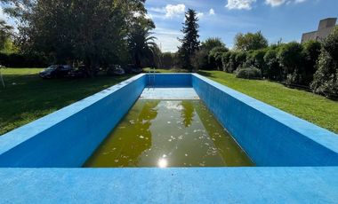 CASA 4 DORMITORIOS VENTA LA PLATA QUINCHO Y PILETA
