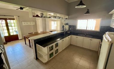 CASA 4 DORMITORIOS VENTA LA PLATA QUINCHO Y PILETA