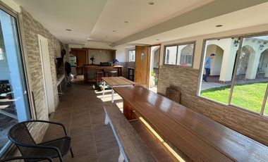 CASA 4 DORMITORIOS VENTA LA PLATA QUINCHO Y PILETA
