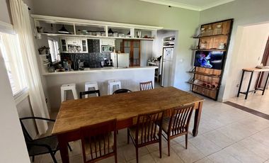 CASA 4 DORMITORIOS VENTA LA PLATA QUINCHO Y PILETA