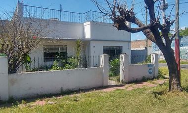 Venta Casa 3 ambientes con amplio jardin en Lanus