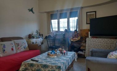 Venta Casa 3 ambientes con amplio jardin en Lanus