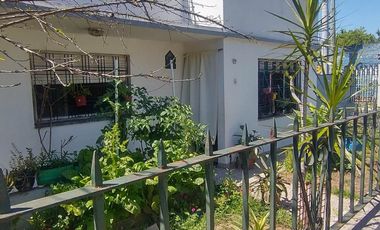 Venta Casa 3 ambientes con amplio jardin en Lanus