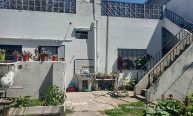 Venta Casa 3 ambientes con amplio jardin en Lanus