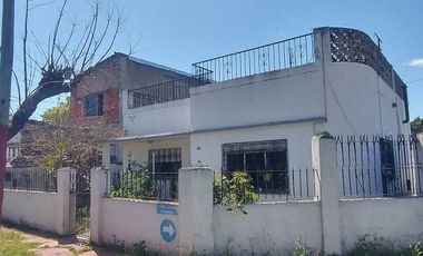 Venta Casa 3 ambientes con amplio jardin en Lanus