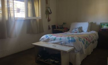 Venta Casa 3 ambientes con amplio jardin en Lanus