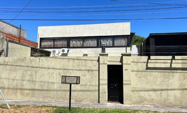 CASA DE 4 DORM. CON PISCINA Y COCHERA EN GUADALUPE