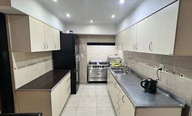 CASA DE 4 DORM. CON PISCINA Y COCHERA EN GUADALUPE
