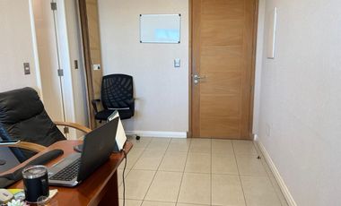 SE VENDEN OFICINA EN EDIFICIO PLAZA ORIENTE.