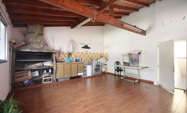 VENTA CASA 4 AMB QUINCHO COCHERA GALPON FLORES