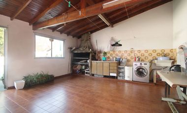 VENTA CASA 4 AMB QUINCHO COCHERA GALPON FLORES