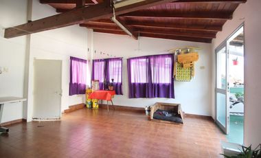 VENTA CASA 4 AMB QUINCHO COCHERA GALPON FLORES