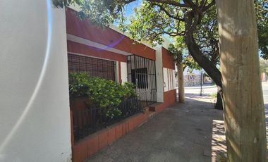 HERMOSA CASA ESQUINA 3 DORM EN B° YAPEYU