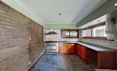 VENTA CASA CON PILETA BURZACO APTO CREDITO