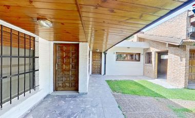 VENTA CASA CON PILETA BURZACO APTO CREDITO