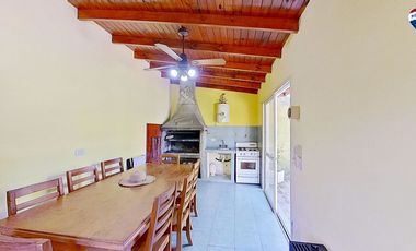 VENTA CASAS FCIO VARELA CENTRO CON PILETA
