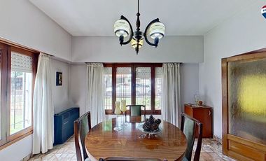 VENTA CASAS FCIO VARELA CENTRO CON PILETA