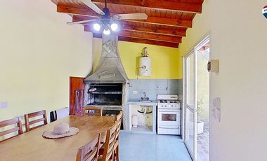 VENTA CASAS FCIO VARELA CENTRO CON PILETA