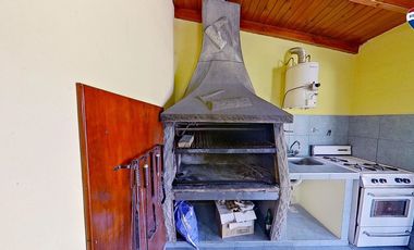 VENTA CASAS FCIO VARELA CENTRO CON PILETA