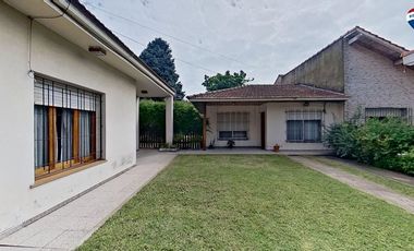 VENTA CASAS FCIO VARELA CENTRO CON PILETA